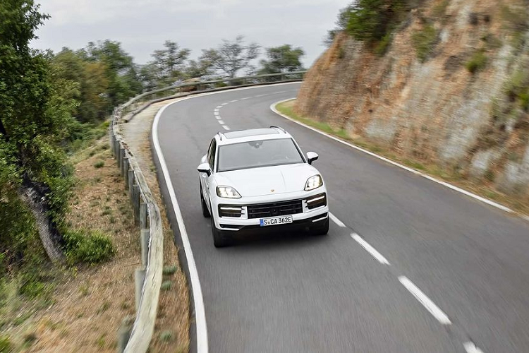 Bên cạnh đó, xe được trang bị cụm pin với dung lượng 25,9 kWh, cho quãng đường di chuyển thuần điện lên tới 90 km. Nhằm giúp cho khối động cơ được vận hành tối ưu, Porsche trang bị cho Cayenne Turbo S E-Hybrid 2024 hệ thống treo khí nén hai buồng, hai van mới.