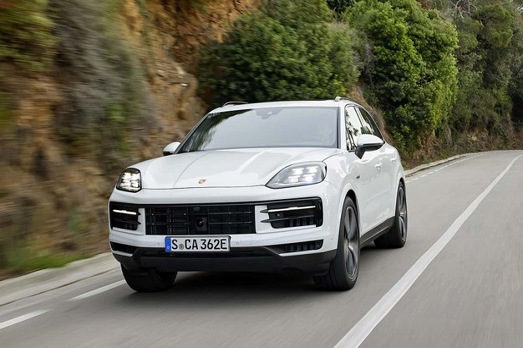 Có sẵn ở cả kiểu dáng SUV và coupe, Porsche Cayenne Turbo S E-Hybrid 2024 mới được trang bị động cơ xăng V6, 3.0 lít tăng áp, công suất 349 mã lực và một động cơ điện 174 mã lực.