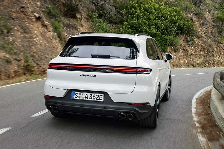 Bản này dùng động cơ V8 tăng áp kép 4.0 lít kết hợp với một động cơ điện, cho tổng công suất là 729 mã lực và mô-men xoắn 950 Nm.