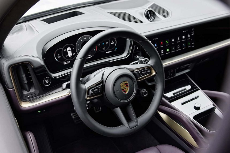 Thiết kế của Cayenne Turbo S E-Hybrid 2024 vẫn tương tự như các phiên bản khác. Các trang bị tiêu chuẩn của phiên bản này bao gồm đèn pha LED ma trận, mâm xe 20inch, ghế chỉnh điện và chìa khóa thông minh.