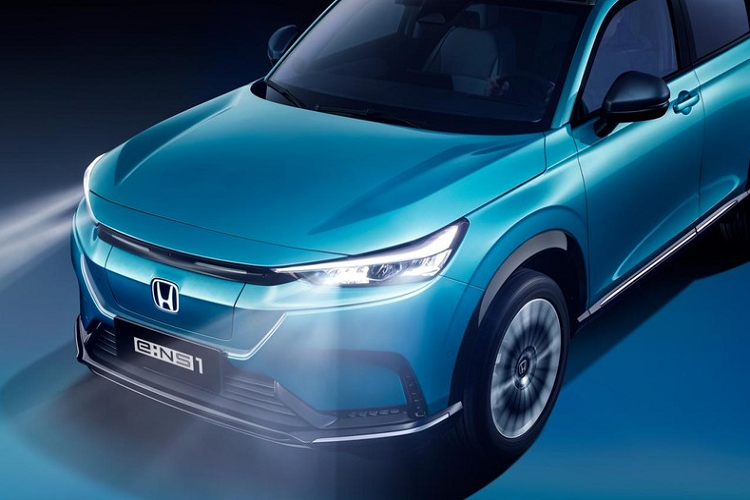 Là sản phẩm của 2 liên doanh nhưng Honda e:NS1 và e:NP1 sở hữu ngoại thất gần như giống hệt nhau. Bên cạnh đó, cặp đôi ôtô điện này còn dùng chung cả trang bị. Ở bản Standard Range, phiên bản điện của Honda HR-V dùng mô-tơ điện xoay chiều đồng bộ nam châm vĩnh cửu có công suất tối đa 182 mã lực và mô-men xoắn cực đại 310 Nm.
