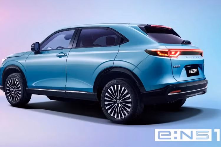 Đều được phát triển dựa trên cơ sở gầm bệ của Honda HR-V, e:NS1 và e:NP1 sở hữu kích thước giống hệt nhau, bao gồm chiều dài 4.390 mm, chiều rộng 1.790 mm, chiều cao 1.560 mm cùng chiều dài cơ sở 2.610 mm. So với Honda HR-V, hai mẫu ôtô điện này sở hữu kích thước không khác biệt nhiều, trừ chiều cao gầm thấp hơn 45 mm.