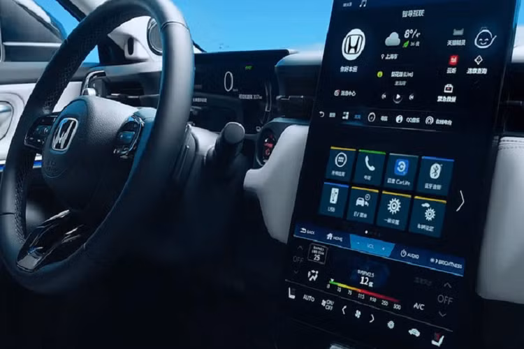 Pin của bản Long Range cũng là loại lithium Ternary nhưng có dung lượng 68,8 kWh nên xe có thể chạy 510 km. Bản trang bị nào của Honda e:NS1 và e:NP1 cũng có vận tốc tối đa 150 km/h. Xe có thể dùng sạc chậm AC 7,7 kW hoặc sạc nhanh DC. Với sạc nhanh, thời gian tăng dung lượng pin từ 0-80% là khoảng 40 phút.