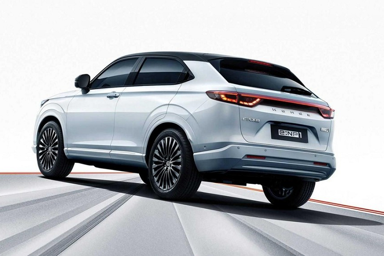 Ngoài ra, 2 mẫu ô tô điện này còn có những trang bị nội - ngoại thất như đèn pha LED tích hợp dải đèn LED định vị ban ngày, vành hợp kim đa chấu 18 inch, đèn hậu LED nằm vắt ngang đuôi xe, bảng đồng hồ kỹ thuật số toàn phần với màn hình LCD 10,25 inch, màn hình trung tâm nằm dọc với kích thước lên đến 15,2 inch