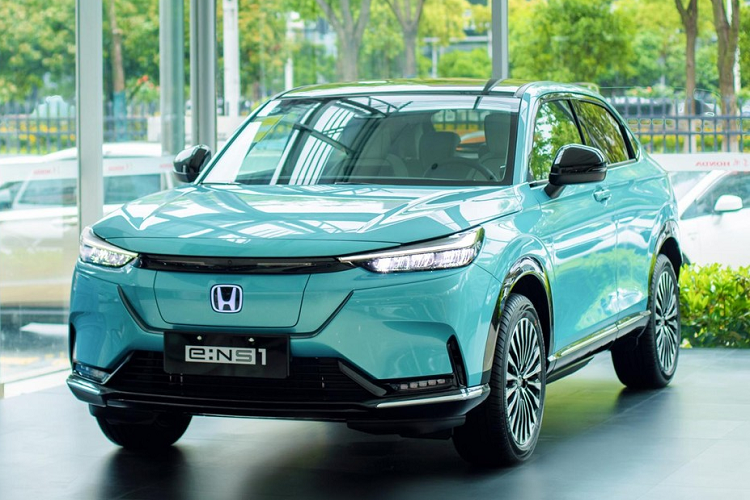 Thậm chí, hãng Honda còn sẵn sàng ký kết biên bản ghi nhớ để sản xuất e:NS1/e:NP1 ở nhà máy tại Prachinburi, Thái Lan. Hiện nay, Thái Lan chính là thị trường ôtô điện lớn nhất của khu vực Đông Nam Á. Do đó, không có gì ngạc nhiên khi hàng loạt thương hiệu như MG, Great Wall Motors, Neta, BYD, Toyota và Tesla đã phân phối ôtô điện ở thị trường này.