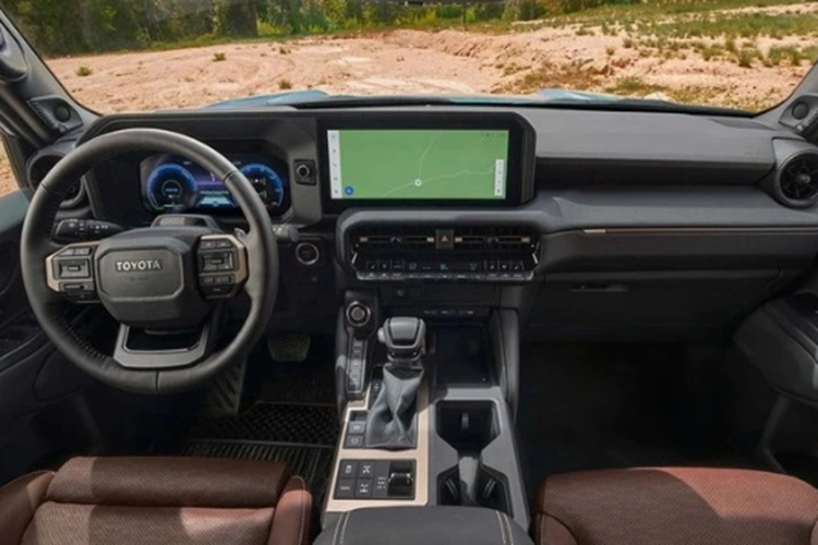 Số ghế của xe cũng được cắt giảm xuống còn 2 để giảm giá thành của xe. Khu vực sàn xe cũng được thiết kế phẳng nhằm tạo kích thước lớn để chở đồ. Để ngăn cách khoang lái và cốp sau, hãng cũng thiết kế thêm một vách ngăn ở giữa. 