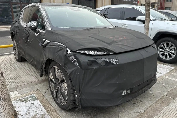 Giám đốc điều hành Volvo, ông Jim Rowan cho biết công ty đặt mục tiêu sử dụng công nghệ pin mới nhằm kéo giá bán xe chạy điện xuống ngang bằng với xe chạy xăng vào năm 2025 hoặc 2026, bằng cách giảm giá pin xuống dưới 100 USD mỗi kWh, từ mức 130 USD/kWh hiện nay.