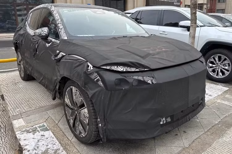 Giám đốc điều hành Volvo, ông Jim Rowan cho biết công ty đặt mục tiêu sử dụng công nghệ pin mới nhằm kéo giá bán xe chạy điện xuống ngang bằng với xe chạy xăng vào năm 2025 hoặc 2026, bằng cách giảm giá pin xuống dưới 100 USD mỗi kWh, từ mức 130 USD/kWh hiện nay.