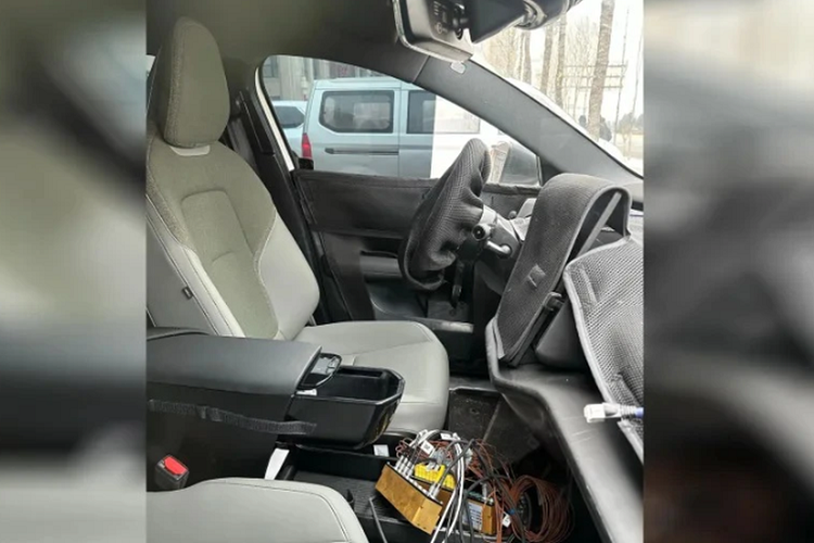 Volvo EX30 được phát triển dựa trên hệ thống khung gầm SEA (Sustainable Experience Architecture) dành riêng cho ô tô điện được phát triển bởi tập đoàn Geely. Nền tảng này cho phép các mẫu SUV trang bị mô-tơ đơn hoặc mô-tơ đôi với công suất tối đa 268 hoặc 536 mã lực.