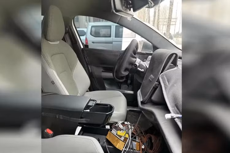 Volvo EX30 được phát triển dựa trên hệ thống khung gầm SEA (Sustainable Experience Architecture) dành riêng cho ô tô điện được phát triển bởi tập đoàn Geely. Nền tảng này cho phép các mẫu SUV trang bị mô-tơ đơn hoặc mô-tơ đôi với công suất tối đa 268 hoặc 536 mã lực.