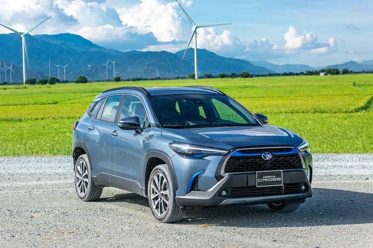  Toyota Corolla Cross Cùng với Vios, Corolla Cross là mẫu xe chủ lực doanh số của Toyota tại Việt Nam. Mẫu xe SUV đô thị dưới 1 tỷ đồng này được ưa chuộng bởi động cơ bền bỉ, tiết kiệm nhiên liệu và không gian nội thất rộng rãi bậc nhất phân khúc xe gầm cao cỡ B.