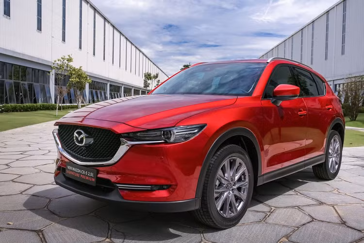  Mazda CX-5 Với ngoại hình trung tính, nội thất sang trọng, Mazda CX-5 là một trong những mẫu xe dưới 1 tỷ đồng đáng mua nhất trong phân khúc crossover cỡ C tại Việt Nam.