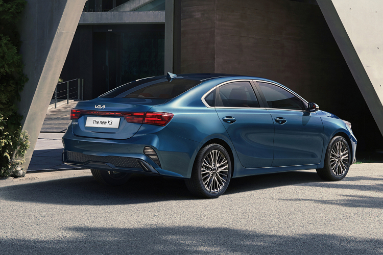 Xe sử dụng động cơ xăng Gamma 1.6 MPI công suất 126 mã lực tại vòng tua máy 6.300 vòng/phút cùng mô-men xoắn cực đại 155 Nm tại 4.850 vòng/phút. Đi cùng với đó là hộp số sàn hoặc hộp số tự động đều 6 cấp. K3 phân phối ở nước ta với 5 phiên bản, giá từ 619 - 819 triệu đồng.