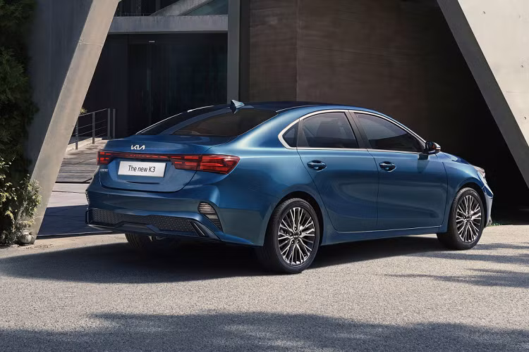 Xe sử dụng động cơ xăng Gamma 1.6 MPI công suất 126 mã lực tại vòng tua máy 6.300 vòng/phút cùng mô-men xoắn cực đại 155 Nm tại 4.850 vòng/phút. Đi cùng với đó là hộp số sàn hoặc hộp số tự động đều 6 cấp. K3 phân phối ở nước ta với 5 phiên bản, giá từ 619 - 819 triệu đồng.