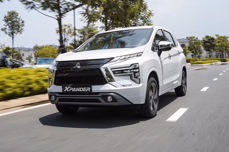 Mitsubishi Xpander 2022 mới hiện được phân phối tại Việt Nam với 4 phiên bản là MT, AT, AT Premium và Xpander Cross, giá bán của xe dao động từ 555-688 triệu đồng.