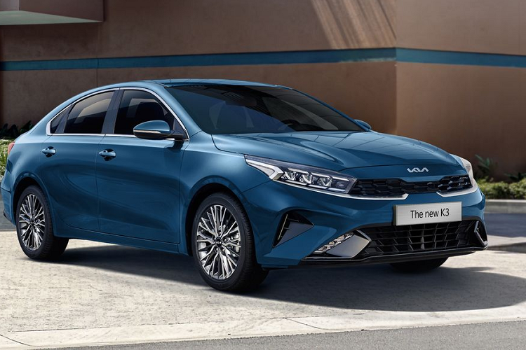  Kia K3 Trong phân khúc sedan cỡ C, Kia K3 có kiểu dáng trẻ trung, hiện đại với những đường nét thiết kế bắt mắt, hợp xu hướng. Cụm đèn pha, lưới tản nhiệt, dải LED định vị và la-zăng của Kia K3 được tạo hình cầu kỳ với nhiều đường cắt tạo khối sắc nhọn. Cùng với đó là một số chi tiết hợp xu hướng như cụm đèn hậu nối liền qua cửa cốp.