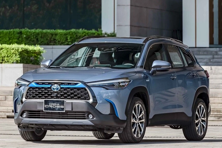 Còn phiên bản 1.8 HEV được trang bị động cơ xăng 4 xi-lanh, dung tích 1.8L, tạo công suất tối đa 97 mã lực tại tua máy 5.200 vòng/phút và mô-men xoắn cực đại 142 Nm tại 3.600 vòng/phút. Đi kèm là hộp số e-CVT và mô-tơ điện có công suất 53 mã lực cùng mô-men xoắn cực đại 163 Nm. Giá xe Toyota Corolla Cross tại Việt Nam từ 755 - 955 triệu đồng.