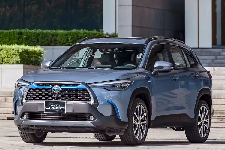 Còn phiên bản 1.8 HEV được trang bị động cơ xăng 4 xi-lanh, dung tích 1.8L, tạo công suất tối đa 97 mã lực tại tua máy 5.200 vòng/phút và mô-men xoắn cực đại 142 Nm tại 3.600 vòng/phút. Đi kèm là hộp số e-CVT và mô-tơ điện có công suất 53 mã lực cùng mô-men xoắn cực đại 163 Nm. Giá xe Toyota Corolla Cross tại Việt Nam từ 755 - 955 triệu đồng.