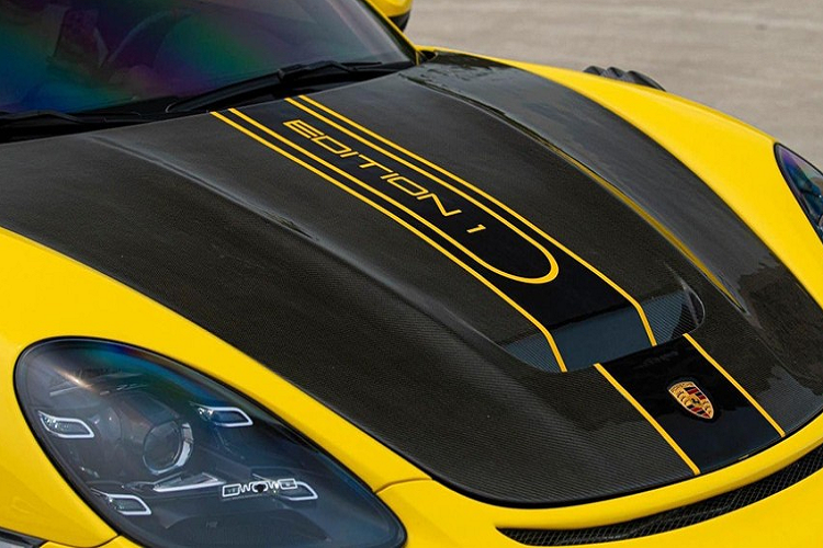 So với xe nguyên bản quá hiền lành, chiếc xe thể thao Porsche 718 Cayman sau khi nâng cấp lên bộ body kit của Cayman GT4 đã lột xác hoàn toàn với vẻ ngoài hầm hố, chất xe đua có sẵn với công suất nâng cấp trên 405 mã lực và còn đó là nhiều đồ chơi hàng hiệu khác.