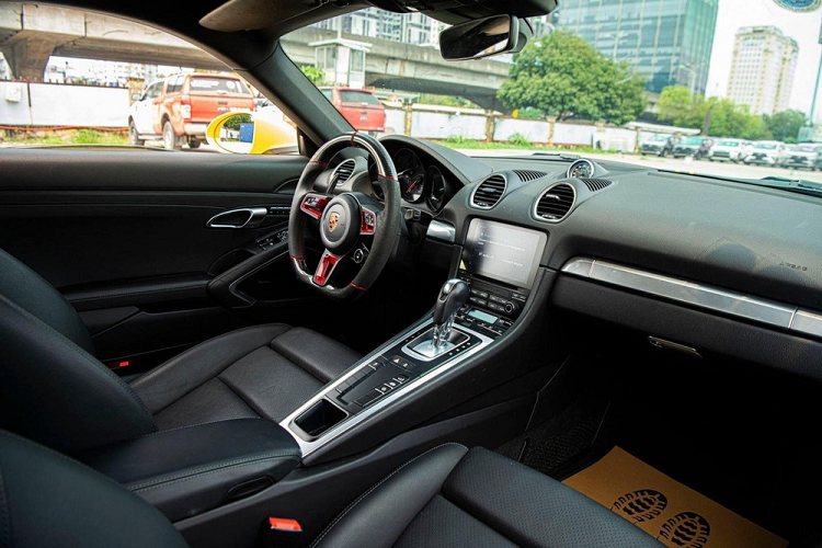 Ghế ngồi trên các chiếc xe Porsche 718 Cayman thế hệ thứ 4 đều được bọc da Alcantara và Leatherette cao cấp nhất trong làng xe hơi, với điểm nhấn là còn được trang trí bằng các đường chỉ khâu tương phản hay dây đai an toàn trùng màu ngoại thất.