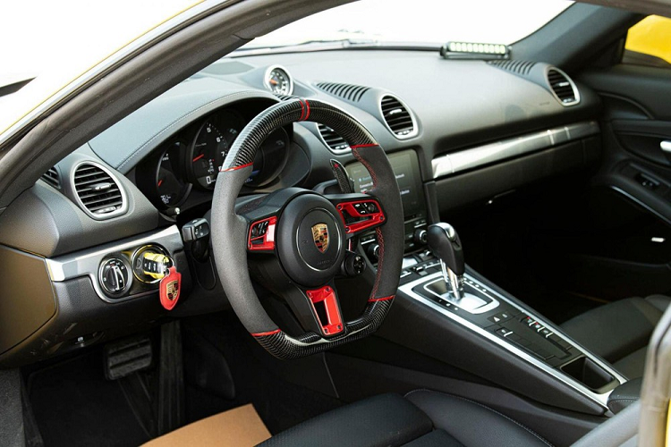 Porsche 718 Cayman sở hữu rất nhiều tiện nghi giải trí như màn hình cảm ứng kích thước 7 inch, hỗ trợ thẻ nhớ SD, chơi đĩa CD, kết nối với điện thoại thông minh, hỗ trợ điều khiển bằng giọng nói và đặc biệt là dàn loa 6 đến 8 chiếc cho ra công suất 110 – 150 watt.