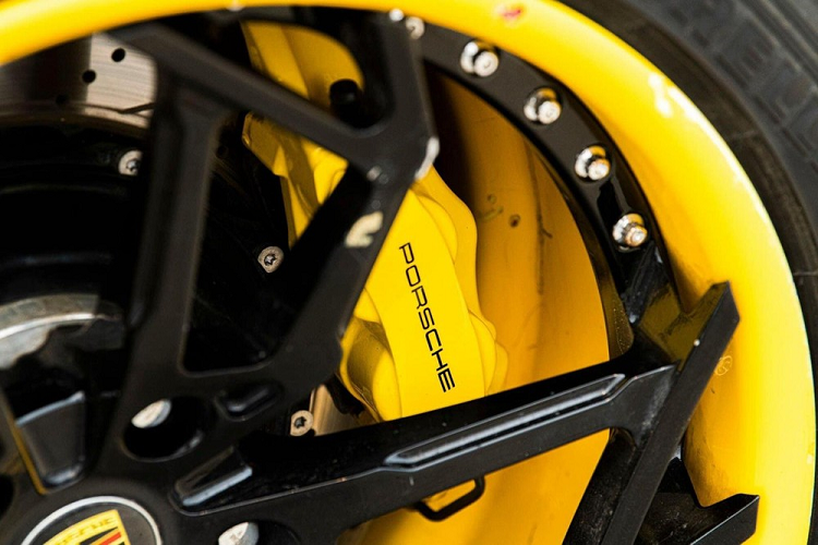 Còn nhớ khi hãng xe Porsche đã giới thiệu ra thị trường chiếc Porsche 718 Cayman GT4, từng được mệnh danh là xe Cayman mạnh nhất được phát triển, và đó cũng là ý tưởng cho 1 chủ nhân chiếc xe Porsche 718 Cayman tại Việt Nam được độ lại.