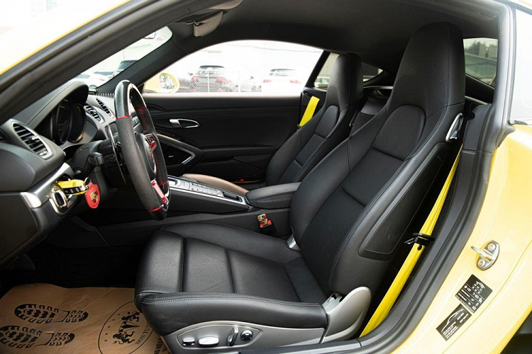 Bên trong khoang lái của chiếc xe Porsche 718 Cayman độ bản GT4 chỉ có 1 số nâng cấp nhẹ cho đồ chơi như vô lăng kiểu xe thể thao tốc độ 911 với các chi tiết bọc da màu đen, carbon và các phần khác được sơn màu đỏ. Tiếp đến là bộ lẫy chuyển số carbon gắn sau vô lăng.