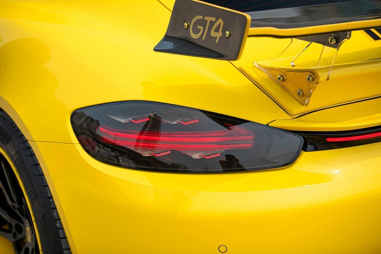 Nguyên bản dòng xe thể thao Porsche Cayman thế hệ 981 sử dụng động cơ 6 xi-lanh thẳng hàng, dung tích 2.7 lít, sản sinh công suất tối đa 275 mã lực. Tuy nhiên, chiếc xe Porsche 718 Cayman trong bài viết này đã được chủ nhân cho lập trình lại ECU và lắp thêm racechip, nhờ đó mà đã giúp công suất tối đa của xe tăng lên mức 405 mã lực, rất ấn tượng cho một chiếc xe thể thao. Chi phí gói độ của chiếc Porsche 718 Cayman này ước tính gần 1 tỷ đồng