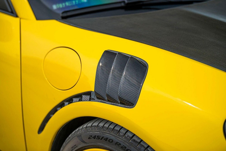 Đầu tiên chính là gói ngoại hình của Cayman GT4 với hốc gió 2 bên mở rộng, cản trước có thêm 1 cánh lướt gió, 2 bên đầu xe, sát với bánh xe trước có thêm tấm ốp thể thao, toàn bộ các chi tiết này đều làm từ carbon. Tiếp theo đó là việc chủ nhân đã nâng cấp lại nắp capô carbon mới cho xe, còn ngầu và cá tính hơn so với Porsche 718 Cayman GT4 khi có thêm 1 hốc hút gió.