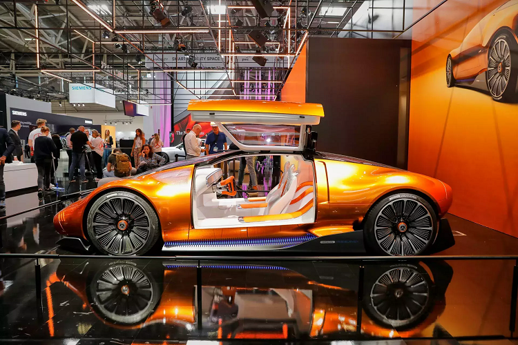 Vô-lăng hình chữ nhật kiểu xe đua với các nút bấm cỡ lớn để điều khiển các hệ thống khác nhau của Vision One-Eleven, trên một số nút còn có màn hình nhỏ. Kế bên vô-lăng là màn hình cảm ứng dùng để hiển thị giao diện giải trí, chỉnh điều hòa... Trong khi đó, các thông tin liên quan đến khả năng vận hành của xe được hiển thị ở dải màn hình dạng LED ma trận kéo dài hết bề rộng xe.