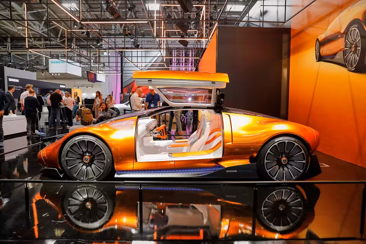 Vô-lăng hình chữ nhật kiểu xe đua với các nút bấm cỡ lớn để điều khiển các hệ thống khác nhau của Vision One-Eleven, trên một số nút còn có màn hình nhỏ. Kế bên vô-lăng là màn hình cảm ứng dùng để hiển thị giao diện giải trí, chỉnh điều hòa... Trong khi đó, các thông tin liên quan đến khả năng vận hành của xe được hiển thị ở dải màn hình dạng LED ma trận kéo dài hết bề rộng xe.