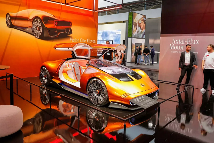 Toàn bộ các tấm kính xe đều có thể trở nên gần như trong suốt hoàn toàn khi nhìn từ bên trong, nhưng vẫn đủ khả năng che chắn kín đáo khi nhìn từ bên ngoài vào. Ngoài ra, hãng xe Đức còn phát triển thêm phụ kiện kính thực tế ảo Magic Leap 2 để người lái sử dụng.