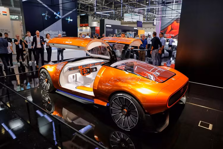 Mercedes cho biết chiếc Vision One-Eleven này là mẫu xe thể thao đầu tiên có nội thất được thiết kế như một phòng nghỉ hạng thương gia. Đây có thể là dấu hiệu cho thấy hướng đi trong tương lai của hãng xe Đức đối với xe tự lái, lúc đó hành khách bên trong chỉ việc thư giãn, mọi việc liên quan đến vận hành sẽ cho chiếc xe xử lý hết.