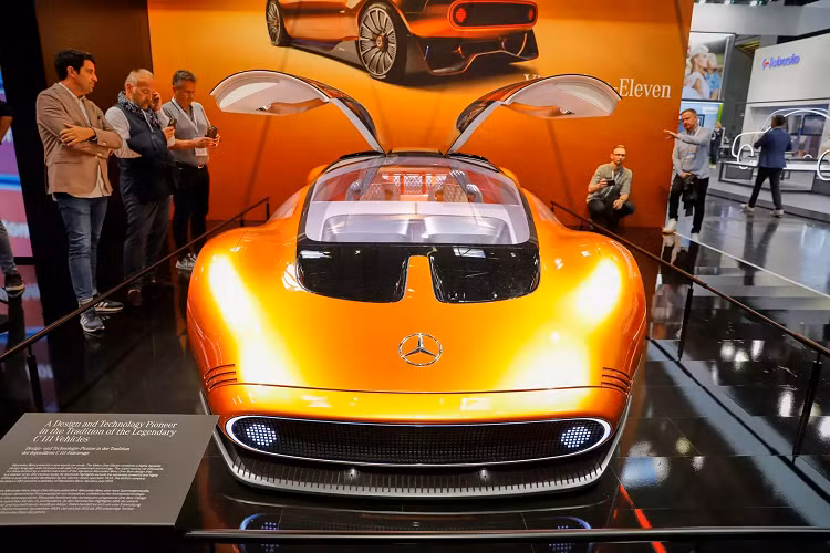 Điểm đặc trưng của phong cách này là thiết kế thân xe chuyển tiếp vô cùng mượt mà, điều chỉ có thể thực hiện được khi chuyển sang điện hóa toàn bộ. Xe cũng mang trên mình màu cam giống với chiếc "tiền bối" nhưng đậm đà hơn, được pha với một chút ánh đồng. Màu sắc có thể thay đổi tùy thuộc vào ánh sáng và góc nhìn.