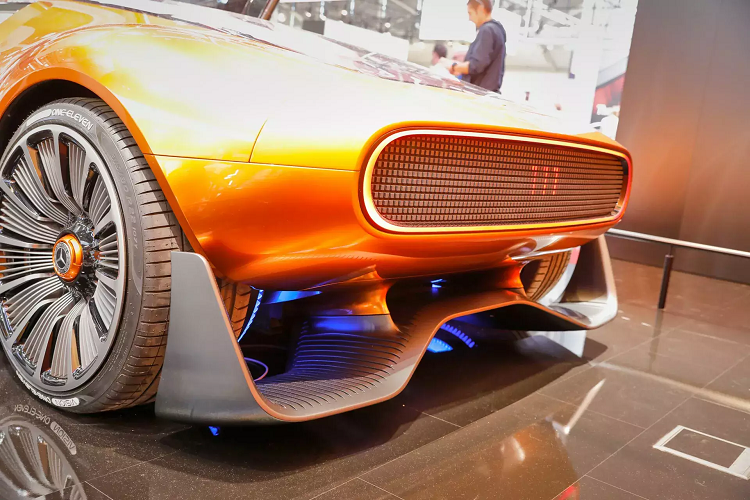 Ở trạng thái tiêu chuẩn là Lounge Mode, nội thất Vision One-Eleven tạo cho hành khách cảm giác thoải mái tối đa với lưng ghế ngả hết cỡ. Khi người lái muốn tự tay điều khiển, chỉ cần chuyển xe sang chế độ Race Mode, lúc đó lưng ghế sẽ dựng đứng trở lại và đệm ngồi nâng cao hơn, đồng thời giao diện màn hình đổi thành loại tập trung hiển thị các thông số lái quan trọng nhất.