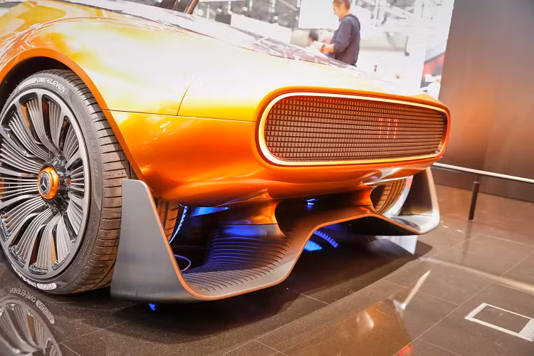 Ở trạng thái tiêu chuẩn là Lounge Mode, nội thất Vision One-Eleven tạo cho hành khách cảm giác thoải mái tối đa với lưng ghế ngả hết cỡ. Khi người lái muốn tự tay điều khiển, chỉ cần chuyển xe sang chế độ Race Mode, lúc đó lưng ghế sẽ dựng đứng trở lại và đệm ngồi nâng cao hơn, đồng thời giao diện màn hình đổi thành loại tập trung hiển thị các thông số lái quan trọng nhất.