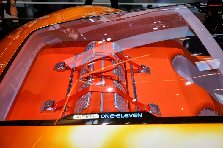 Mercedes Vision One-Eleven thử nghiệm kết hợp công nghệ mô-tơ điện hướng trục mới nhất do công ty YASA của Anh phát triển. Các mô-tơ điện của công ty con trực thuộc Mercedes-Benz AG này có khả năng tạo ra mã lực và mô-men xoắn cao trong khi cực kỳ nhẹ và nhỏ gọn, có kích thước bằng một rô-to phanh dày.