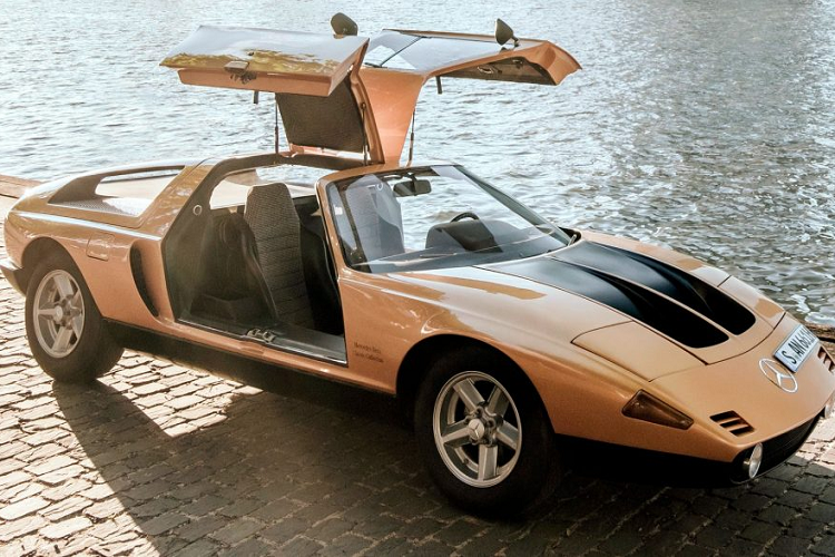 Các biểu tượng thiết kế như 2 chiếc cửa cánh chim Type 300 SL và C 111 là một phần trong DNA của hãng và là nguồn cảm hứng chính cho thiết kế mang tính biểu tượng của Mercedes-Benz Vision One-Eleven đặc biệt. Vision One-Eleven là sự kết hợp giữa kiểu dáng của bản concept C 111 trong quá khứ với ngôn ngữ thiết kế One-Bow mới từng được Mercedes-Benz triển khai bắt đầu từ mẫu EQS Sedan.