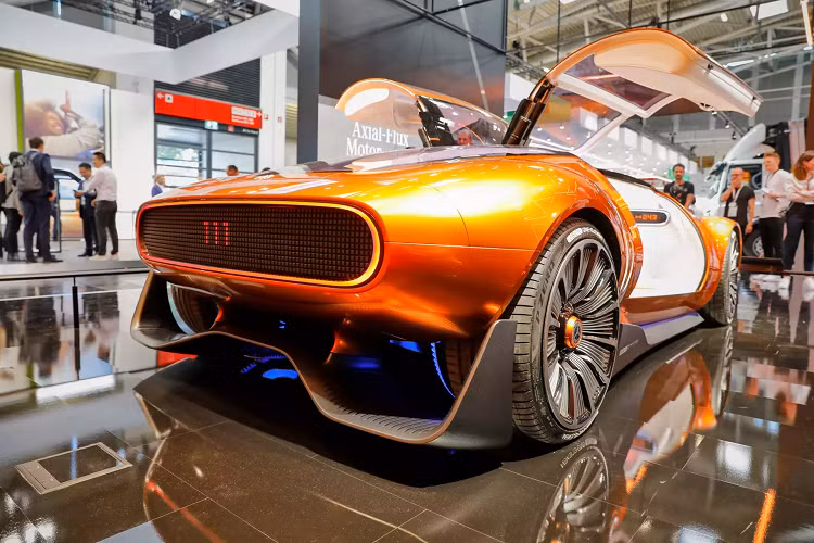 Khi các cánh cửa mở lên theo dạng cánh chim, khoang cabin của Vision One-Eleven lộ diện với tông màu trắng và bạc chủ đạo được điểm xuyết bởi các thành phần màu cam, tạo nên ấn tượng như một chiếc phi thuyền đến từ tương lai. Nội thất xe vỏn vẹn 2 ghế ngồi đặt thấp với phần đệm ghế được tích hợp thẳng vào sàn, trang bị dây đai bốn điểm có màu cam và khóa được đánh bóng với logo ngôi sao 3 cánh. Chất liệu bọc ghế được làm từ polyester tái chế 100%, thân thiện với môi trường.