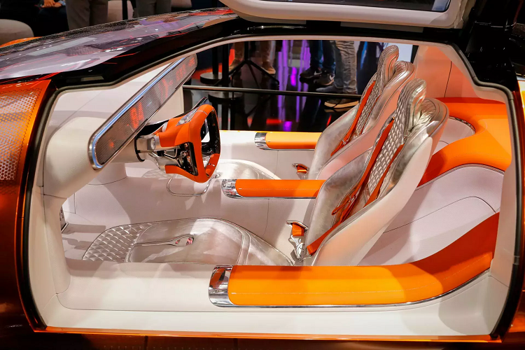 Ở đầu xe, khu vực vốn là lưới tản nhiệt nay thực chất là một màn hình kỹ thuật số với các bóng LED sắp xếp theo dạng điểm ảnh kích cỡ lớn, có thể sáng lên ở 2 góc để mô phỏng lại các cụm đèn chiếu sáng chính hoặc dùng để hiển thị "lời nhắn" đến các xe khác đang lưu thông bên cạnh khi đi đường. Dải màn hình này cũng được lặp lại ở phía sau đuôi xe với chức năng tương tự.