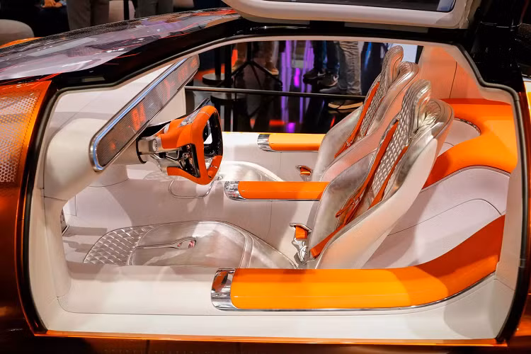 Ở đầu xe, khu vực vốn là lưới tản nhiệt nay thực chất là một màn hình kỹ thuật số với các bóng LED sắp xếp theo dạng điểm ảnh kích cỡ lớn, có thể sáng lên ở 2 góc để mô phỏng lại các cụm đèn chiếu sáng chính hoặc dùng để hiển thị "lời nhắn" đến các xe khác đang lưu thông bên cạnh khi đi đường. Dải màn hình này cũng được lặp lại ở phía sau đuôi xe với chức năng tương tự.