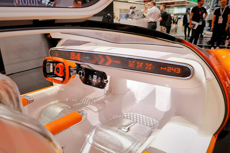 Vision One-Eleven thể hiện tính khí động học rất đậm nét bởi những chi tiết như các khe hút gió ở đầu xe đưa luồng không khí qua phần chắn bùn trước uốn cong, xuôi theo các tấm ốp lườn được sơn đen mờ đồng điệu với bộ khuếch tán cỡ lớn ở sau xe. Ngoài ra, một cánh lướt gió cỡ lớn nằm chìm trong đuôi xe và sẽ tự động mở ra khi đạt đến một mức vận tốc nhất định, hoặc có thể kích hoạt thủ công để "khoe dáng" bất cứ lúc nào. Toàn bộ chiếc xe ý tưởng này chỉ cao 1.170 mm.