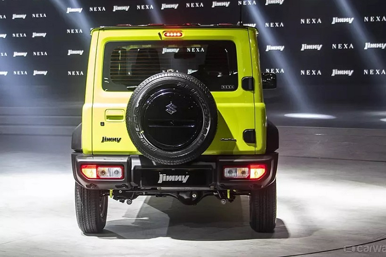 So với phiên bản 3 cửa, Suzuki Jimny 5 cửa có chiều dài cơ sở lớn hơn đến 340 mm. Bên cạnh kích thước và số lượng cửa, mẫu SUV này sở hữu thiết kế ngoại thất cũng như nội thất khá giống phiên bản 3 cửa.