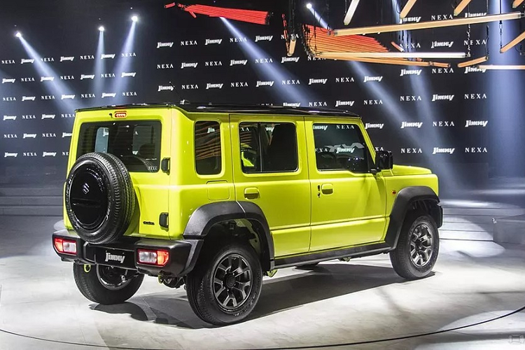 Vào hồi tháng 4 vừa qua, những chiếc Suzuki Jimny 5 cửa đầu tiên đã chính thức xuất xưởng tại nhà máy ở Gurugram, Ấn Độ. Tại thị trường này, xe có 2 phiên bản là Zeta và Alpha. Dù ở phiên bản nào, xe cũng sở hữu chiều dài 3.985 mm, chiều rộng 1.645 mm, chiều cao 1.720 mm, chiều dài cơ sở 2.590 mm và chiều cao gầm 210 mm.