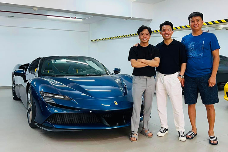 Hiện trong garage xe của Cường Đô la đang có 2 chiếc siêu xe của Ferrari là F8 Tributo và SF90 Spider với giá trị gần 80 tỷ đồng, ngoài ra còn có xe đua đường phố Porsche 911 GT3 thế hệ mới. 