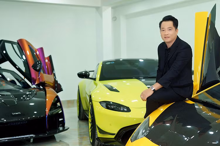 Riêng Hoàng Kim Khánh có số lượng siêu xe nhiều hơn với Lamborghini Aventador S LP740-4, Ferrari 488 Pista Spider, McLaren Senna và Koenigsegg Regera đang ở Thụy Điển để sửa chữa.