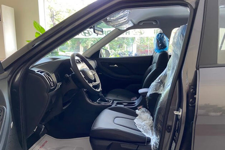 Xe có những tính năng hỗ trợ lái an toàn tiên tiến như: ABS, EBD, BA, cân bằng điện tử, hỗ trợ khởi hành ngang dốc, kiểm soát lực kéo, cảm biến áp suất lốp, hỗ trợ tránh va chạm với người đi bộ, tránh va chạm phía sau, cảnh báo điểm mù, hỗ trợ giữ làn đường và 6 túi khí…