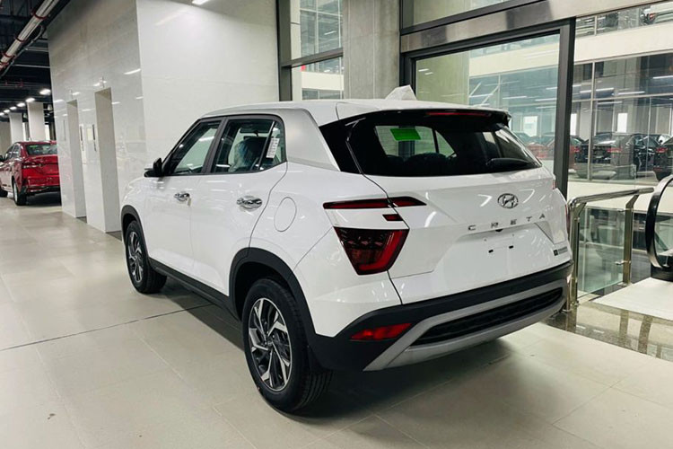 Mẫu xe SUV Hyundai Creta vẫn được phân phối với 3 phiên bản là: Tiêu chuẩn, Đặc biệt và Cao cấp. Mức giá xe Hyundai Creta 2023 bán ra chính hãng lần lượt là 640, 690 và 740 triệu đồng.