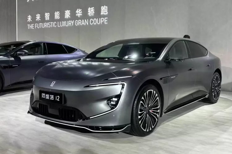 Avita 12, còn có tên quốc tế là Avatr 12 2024 mới. Mẫu xe điện này được định vị là sedan năng lượng mới hạng trung đến cỡ lớn, đã chính thức ra mắt tại thị trường Trung Quốc vào cuối tháng 11 vừa qua.