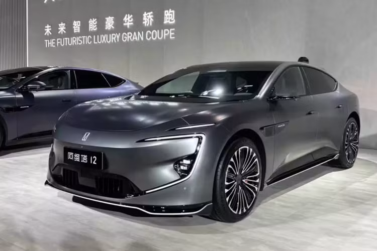 Avita 12, còn có tên quốc tế là Avatr 12 2024 mới. Mẫu xe điện này được định vị là sedan năng lượng mới hạng trung đến cỡ lớn, đã chính thức ra mắt tại thị trường Trung Quốc vào cuối tháng 11 vừa qua.